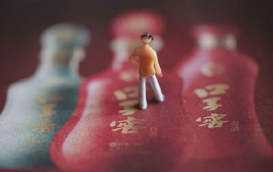 口子窖三季度业绩双降,徐进财富大幅缩水,百亿目标还有多远