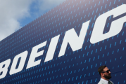 特朗普授予波音战斗机合同 波音涨5.26% 洛克希德马丁跌6.70%