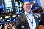 午盘：美股继续上扬 纳指再创盘中新高