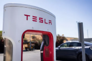 特斯拉股价因美国信用评级下调致市场周初低开而下跌